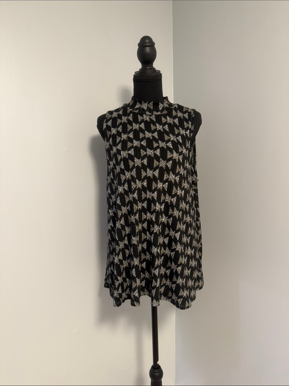 bobeau Black & White Geometric Mock Neck Sleeveless Top